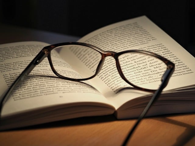 Brillernes historie: Fra monokel til smartglasses